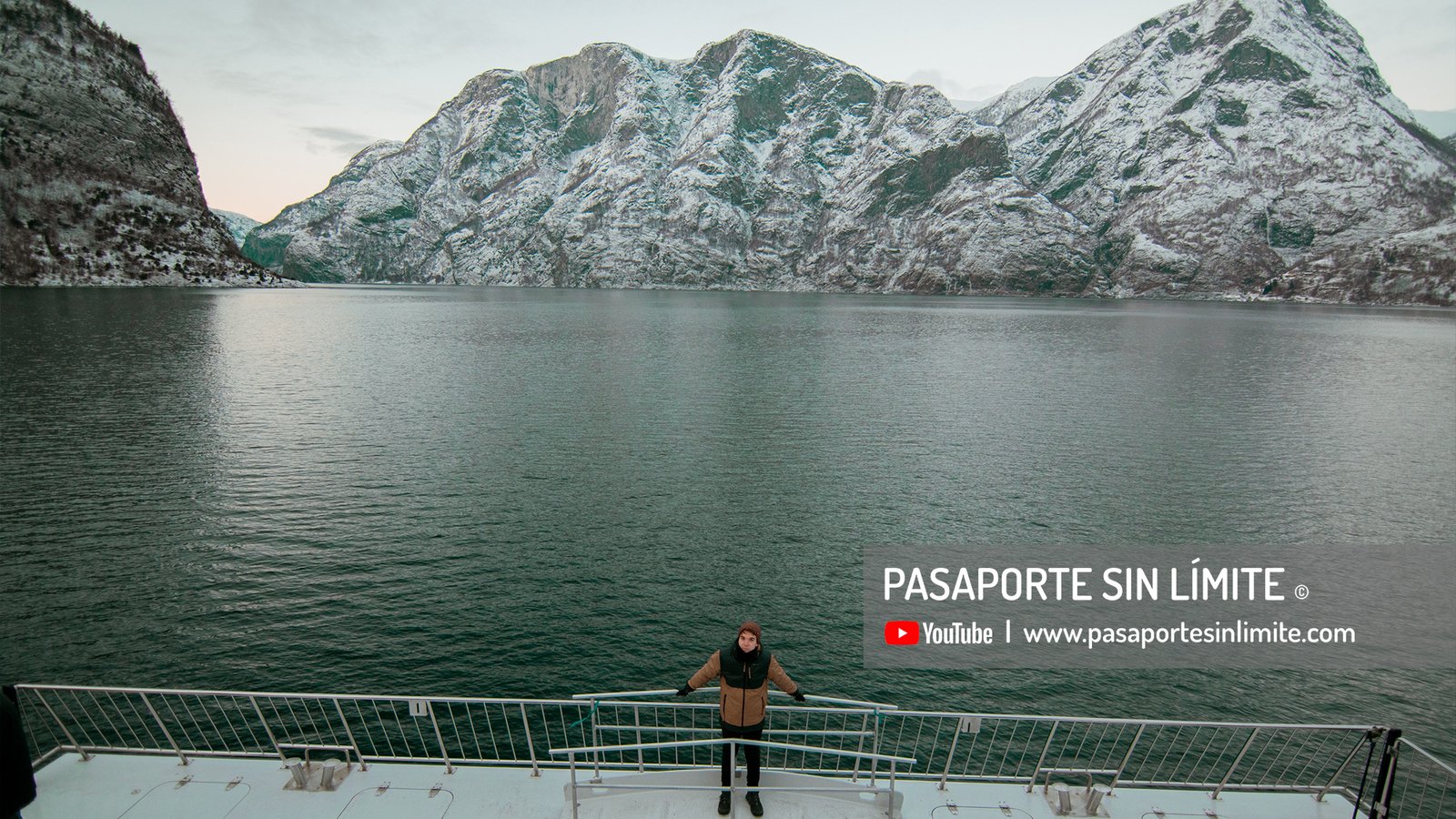 barco en los fiordos Nærøyfjord